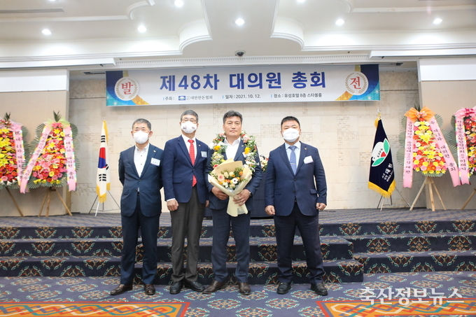 대한한돈협회 제20대 회장으로 손세희 후보자(오른쪽 2번째)의 당선이 확정되자 선의의 경쟁을 펼쳤던 후보자들이 당선을 축하해 주고 있다.