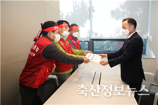 하태식 회장 등이 롯데푸드 김천 도축장 폐업 중단을 촉구하는 건의문을 롯데푸드<br>
관계자에게 전달하고 있다.