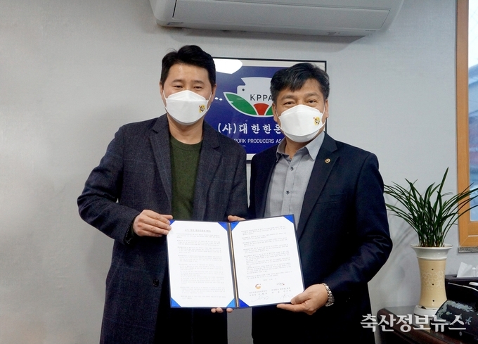 한돈자조금 손세희 위원장(우측)과 ㈜반반한행복 이기원 대표(좌측)