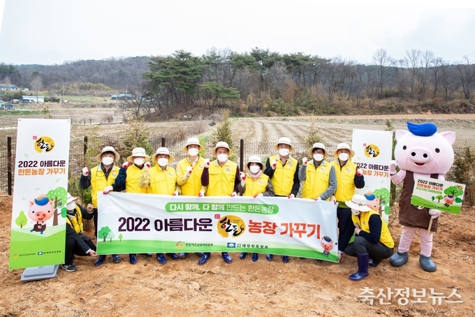 사진 왼쪽부터 한돈자조금관리위원회 이원복 사무국장, 금암3농장 이호경 대표, 대전충남양돈농협 이제만 조합장,<br>
농협경제지주 축산경제 안병우 대표이사, 한돈자조금관리위원회 손세희 위원장, (사)소비자공익네트워크 김연화 회장,<br>
당진시 축산지원과 장명환 과장, (사)대한한돈협회 충남도협의회 김은호 도협의회장, 산림조합중앙회 이성권 경제사업상무