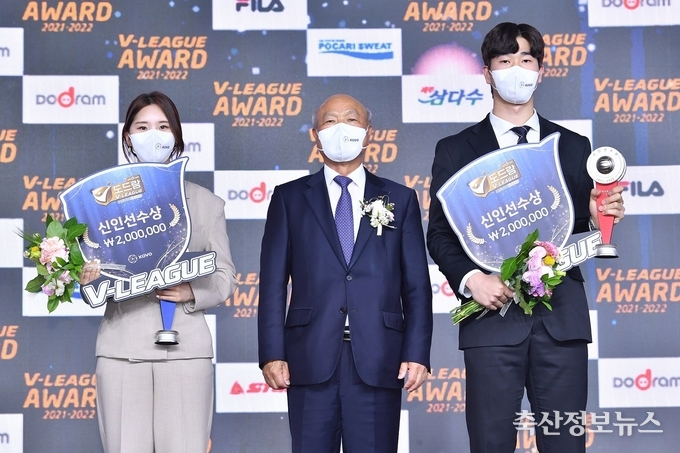 박광욱 조합장(가운데)이 한국도로공사 이윤정 선수(좌)와 OK금융그룹 박승수 선수(우)에게 신인선수상 시상 후 기념사진