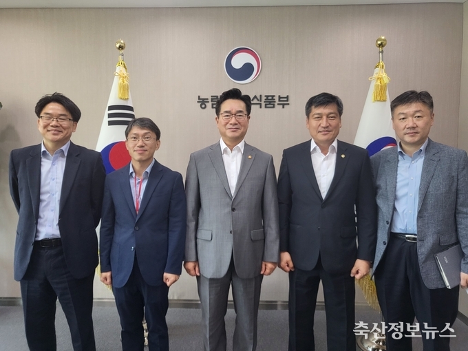 사진 오른쪽부터 농림축산식품부 박범수 차관보 직무대행, 대한한돈협회 손세희 회장,<br>
농림축산식품부 정황근 장관, 대한한돈협회 문석주 부회장, 농림축산식품부 이정삼 축산정책과장