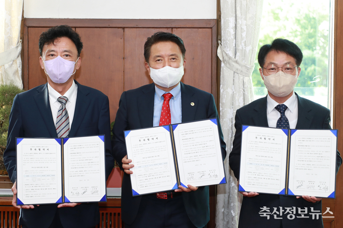 사진 좌측부터 ㈜FVC 김재훈 대표, 김영환 충청북도지사, 오세동 청주부시장