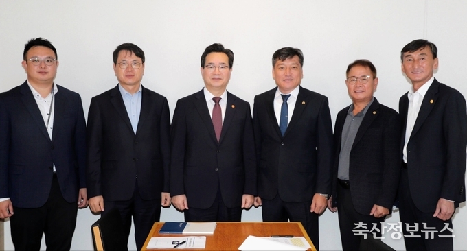 사진 왼쪽부터 농림축산식품부 정재환 축산경영과장, 김정욱 축산정책국장, 정황근 장관,<br>
대한한돈협회 손세희 회장, 김춘일 부회장, 조영욱 부회장)