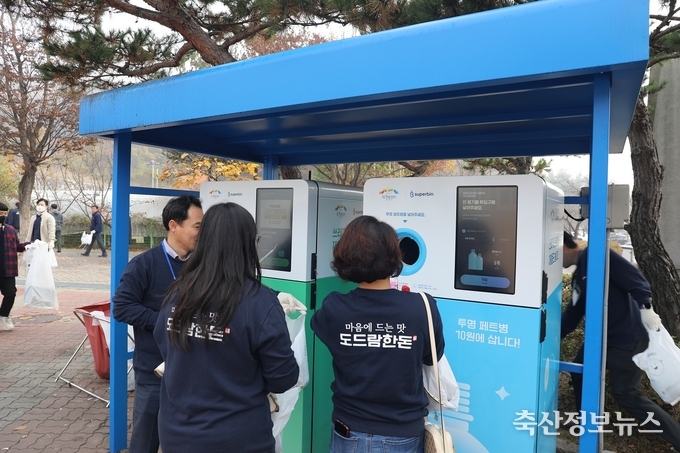 순환자원 회수로봇 ‘네프론’에 수거한 폐플라스틱을 넣는 모습