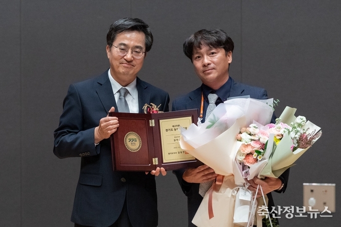 도드람양돈농협 김민규 조합원(우)이 양돈부문 수상 후 김동연 경기도지사(좌)와 기념사진 