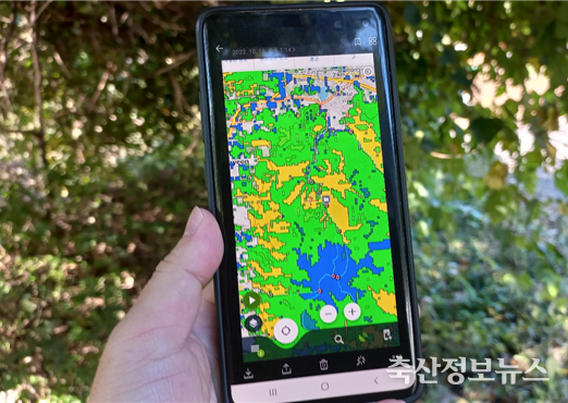 폐사체 예측지도가 내장된 단말기를 이용한 현장 수색 장면(치악산국립공원)