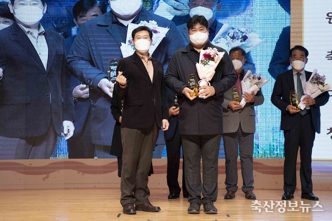 박병기 조합원(우)이 제16회 농업인대상 청년농업인 부문 수상 후 <br>
이상일 용인특례시장(좌)과 기념사진