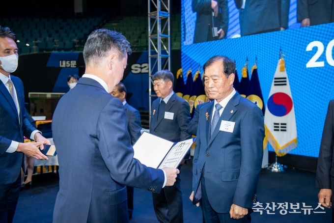 ‘2022년 바르게살기운동 전국회원대회’에서 대통령 표창을 수여 받는 이훈 조합원(우측)