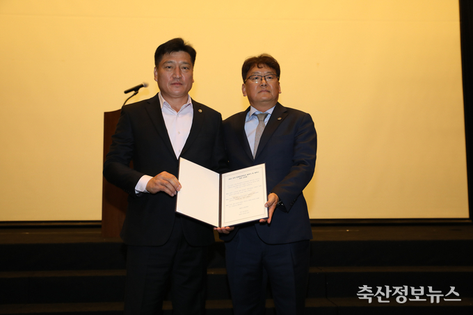 결의문 전달(손세희 회장(좌측)과 한동윤 청년분과위윈장(우측)