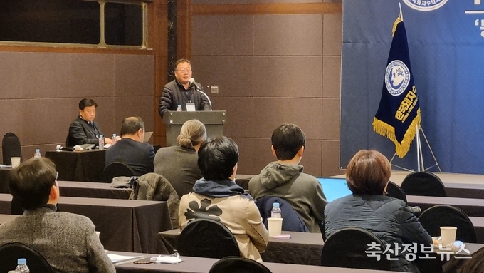 아프리카돼지열병(ASF) 방역의 문제점과 개선방향 제안 발표를 하는 최지웅 원장