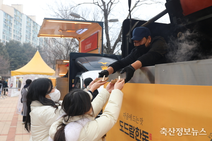 도드람 x KB손해보험 스타즈 브랜드데이에서 도드람 스파이크육포를 선보이고 있다.