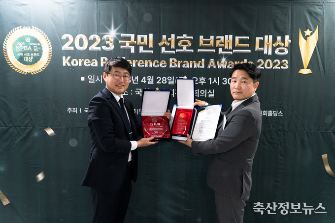 사진 왼쪽부터 녹십자수의약품 고대웅 마케팅PM, 이범석 홍보팀장