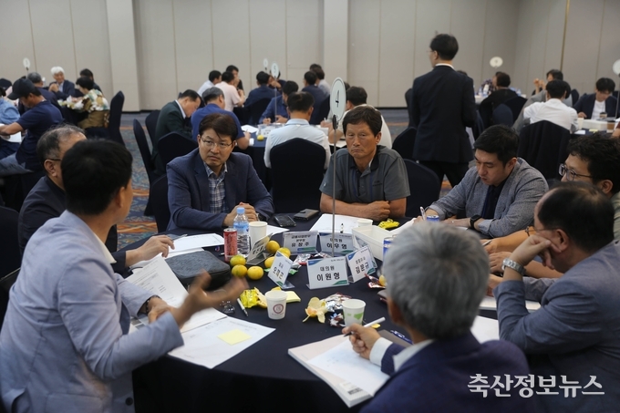 2023 3차 임시대의원회 및 대의원 워크숍에 참석한 도드람 대의원 및 임원들이 토론을 펼치고 있다.