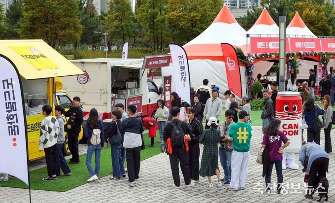개막전을 찾은 많은 배구 팬들이 한돈 소비촉진 행사에 참여하여 성황을 이뤘다.