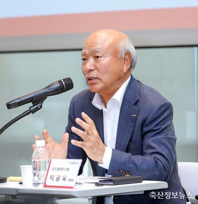 기자간담회에서 질의에 답변하고 있는 박광욱 조합장