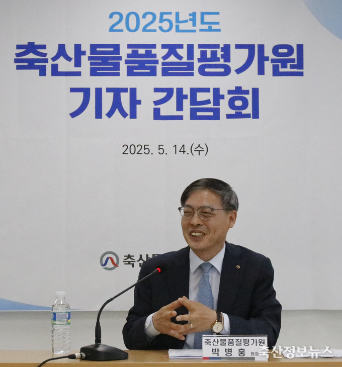 박병홍 원장이 축산물품질평가원 경기지원에서 열린 기자간담회에서 질의응답을 진행하고 있다.