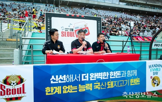 한돈자조금 손세희 위원장이 경기 시작에 앞서 한돈의 우수성을 소개하고, 관중과 선수들에게 따뜻한 인사와 응원의 메시지를 전하고 있다.