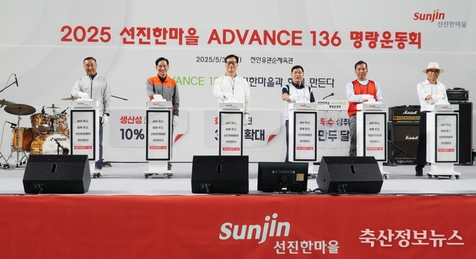 사진 왼쪽부터 선진 한마을 BU장 최병록, 선진한마을 대표이사 권혁만, 선진 총괄사장 이범권, 비육농가협의회 신오승 회장, 유명농장 이주엽 대표, 사석농장 전기석 대표