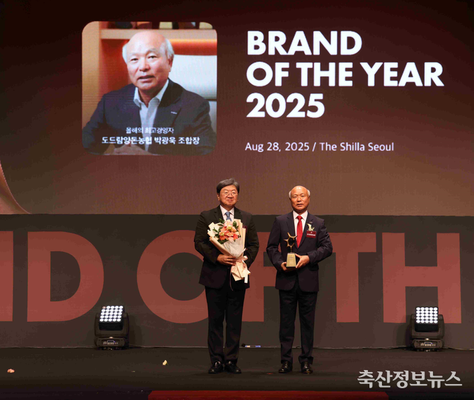 ‘‘2025 올해의 브랜드 대상’ 시상식에서 ‘최고경영자 부문’을 수상한 박광욱 도드람양돈농협 조합장(오른쪽)