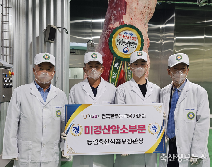 (사진 왼쪽)한국종축개량협회 이재윤 회장, (사진 가운데)호일농장 대표, (사진 오른쪽)전국한우협회 민경천 회장