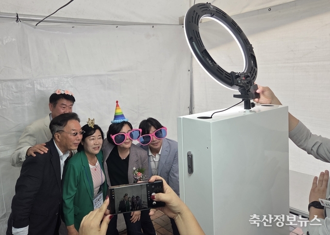 인생네컷 스티커사진 이벤트(사진 왼쪽부터 일죽면장, 일죽시장 상인회장, 일죽면 주민자치위원회장, 안성시장, 도드람안성축산물공판장장)