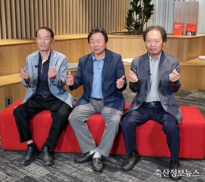 도드람 창립 35주년 인터뷰에서 손가락 하트 포즈를 한 모습
