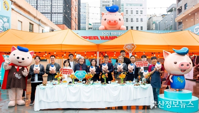 ‘2025 슈퍼 한돈 페스타 팝업스토어’가 10월 11일(토) 개막을 알리며 9일간의 축제를 시작했다.(사진 왼쪽부터 한돈 명예 홍보대사 우창윤 교수, 한돈 명예홍보대사 여경옥 셰프, 대한영양사협회 김지연 이사, 한국바이에른식육학교 유병관 대표, 샘표식품 박진선 대표이사, 소비자시민모임 문미란 회장, 한돈자조금 손세희 위원장, 한돈 명예홍보대사 진우와 해티, 와인플렉스 이영철 대표, 석삼도 진준오 대표, 제주드림포크 변영준 이사)
