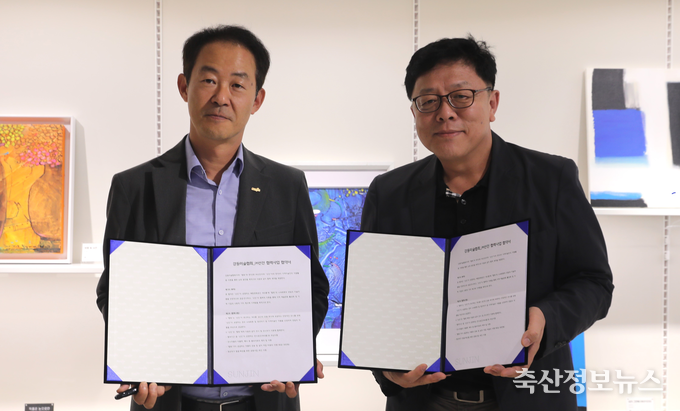 서울 강동구 #오름에서 진행된 선진과 강동미술협회의 협약식. 선진Global Communication Division 문웅기 실장(왼쪽), 강동미술협회 박장배 회장(오른쪽)