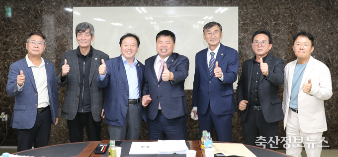 대한한돈협회 선거관리위원회 회의 종료 후 이기홍 당선인과 구경본 후보, 조영욱 선관위원장을 비롯한 선관위원들