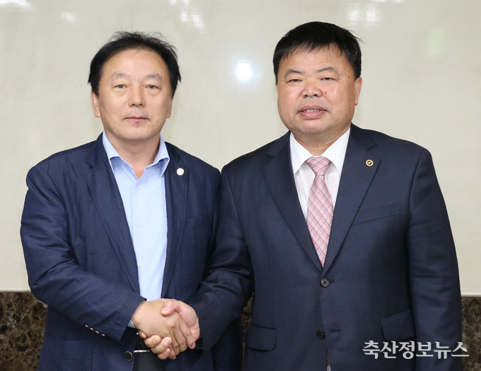 대한한돈협회 제21대 회장선거 관련 선관위 회의(구경본 후보(왼쪽)와 이기홍 당선인(오른쪽)이 선의의 경쟁을 마무리하며 화합의 악수를 나누고 있다.)